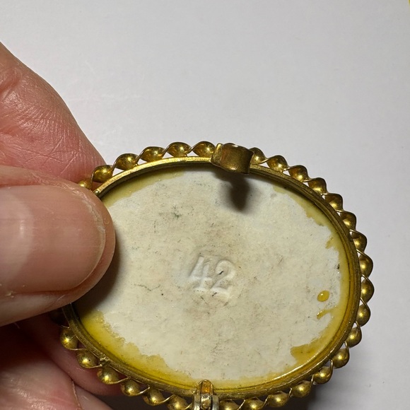 Approx 2” Resin Cameo Brooch Gold Tone Oval Vintage Estate Piece - Picture 7 of 9